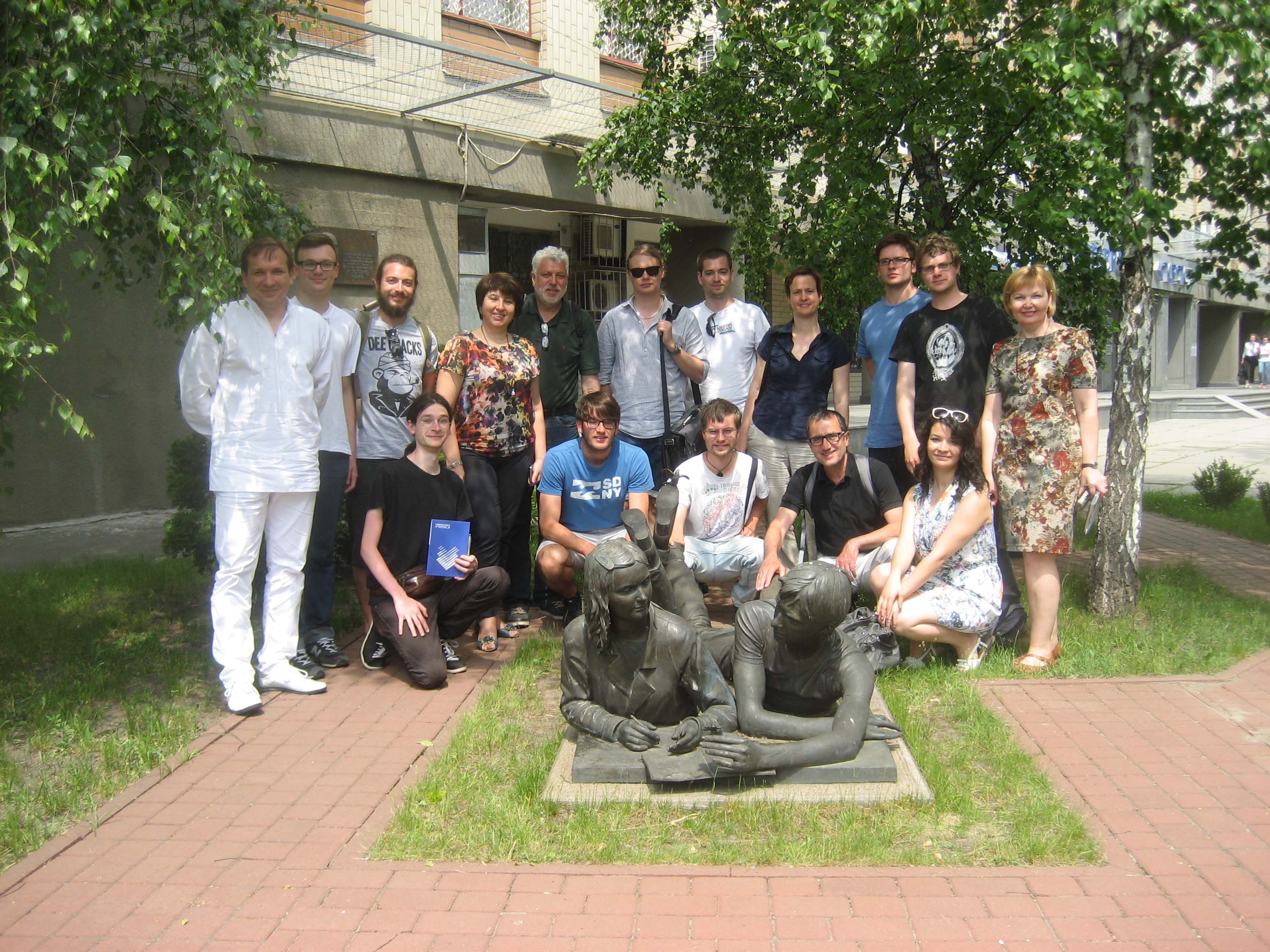 Gruppenfoto vor der Universität Krok