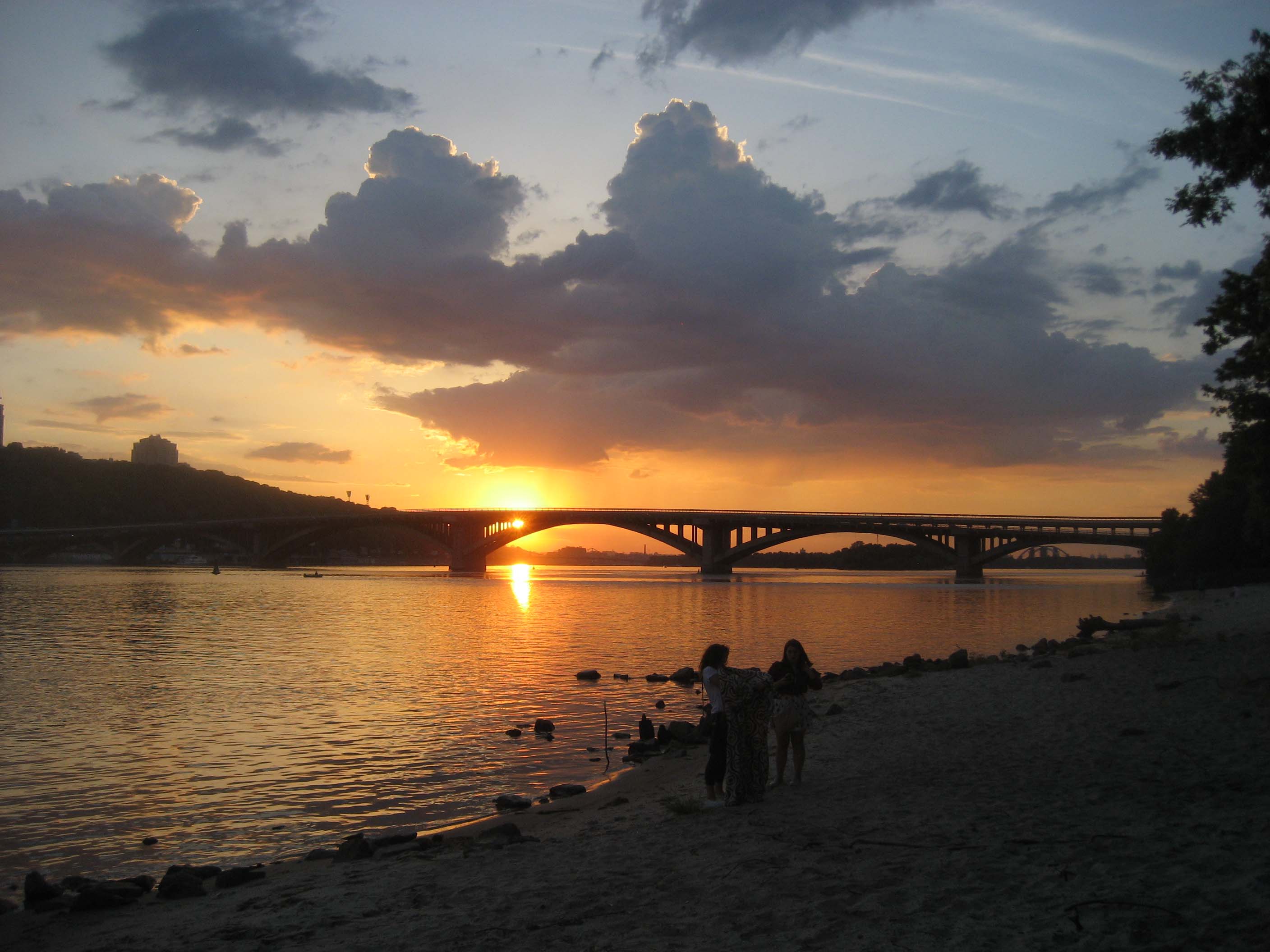 Sonnenuntergang am Hydropark in Kiew