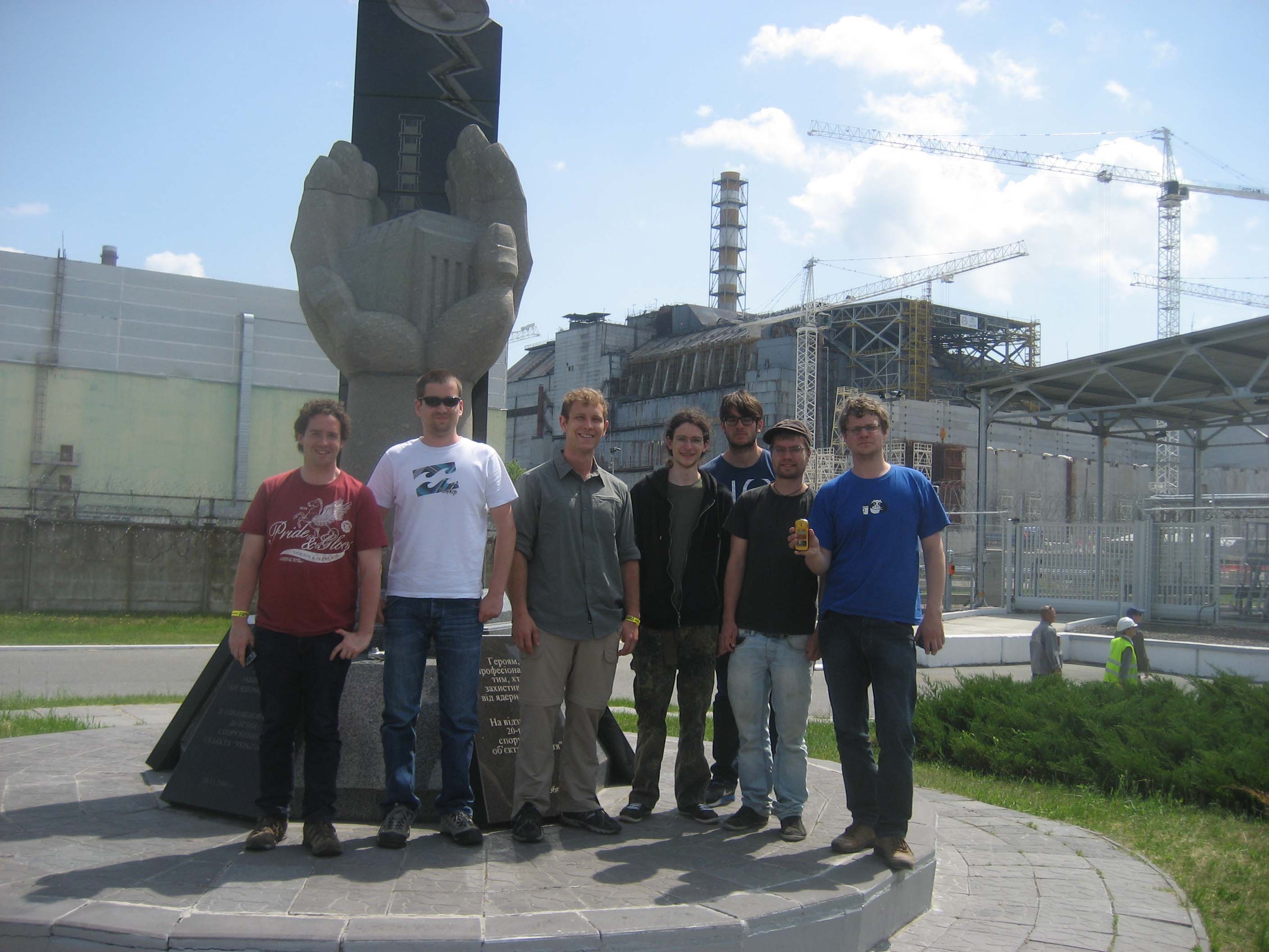 Tschernobyl - Gruppenfoto vor dem Reaktor